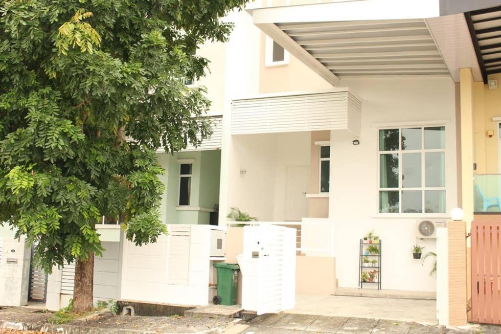 New Seaview Cozy Modern Beach House タンジュンブンガ エクステリア 写真